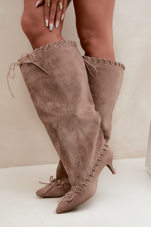 Stiefel bis zum Knie mit mittelhohem Absatz aus Kunstveloursleder mit dekorativen Schnürsenkeln in Sandfarbe Juletta