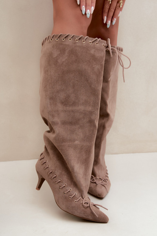 Stiefel bis zum Knie mit mittelhohem Absatz aus Kunstveloursleder mit dekorativen Schnürsenkeln in Sandfarbe Juletta