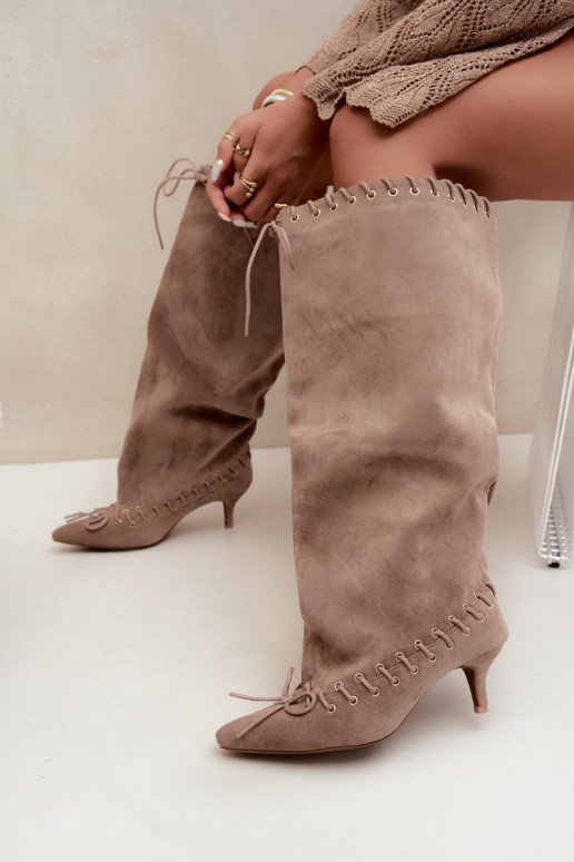 Stiefel bis zum Knie mit mittelhohem Absatz aus Kunstveloursleder mit dekorativen Schnürsenkeln in Sandfarbe Juletta