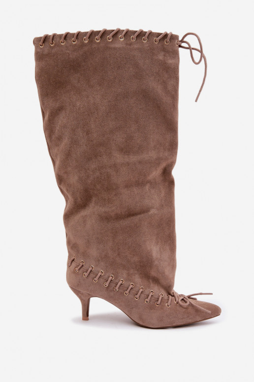 Lange laarzen met een gemiddelde hak van faux suede met decoratieve veters in zandkleur Juletta