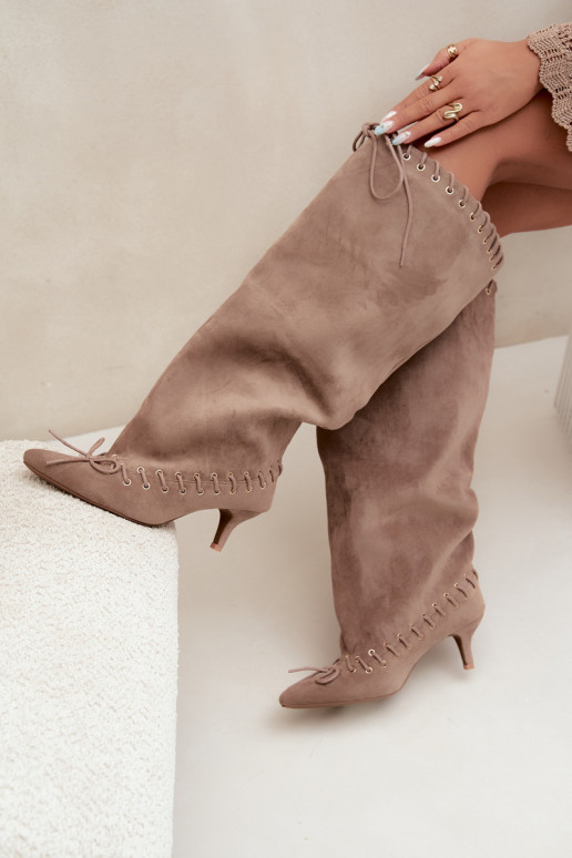 Bottes longues à talon moyen en daim synthétique avec lacets décoratifs couleur sable Juletta