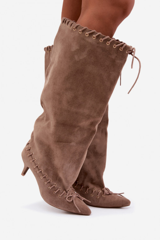 Bottes longues à talon moyen en daim synthétique avec lacets décoratifs couleur sable Juletta