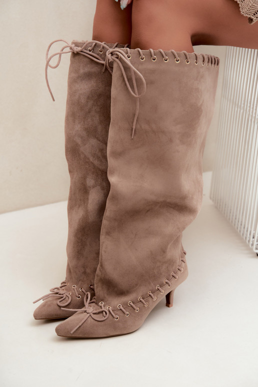 Bottes longues à talon moyen en daim synthétique avec lacets décoratifs couleur sable Juletta