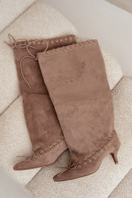 Stiefel bis zum Knie mit mittelhohem Absatz aus Kunstveloursleder mit dekorativen Schnürsenkeln in Sandfarbe Juletta