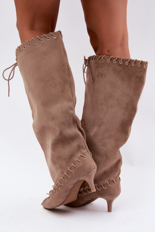 Stiefel bis zum Knie mit mittelhohem Absatz aus Kunstveloursleder mit dekorativen Schnürsenkeln in Sandfarbe Juletta
