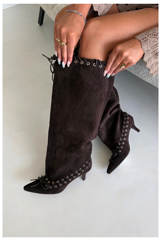 Lange laarzen met een gemiddelde hak van faux suede met decoratieve veters in chocolade kleur Juletta