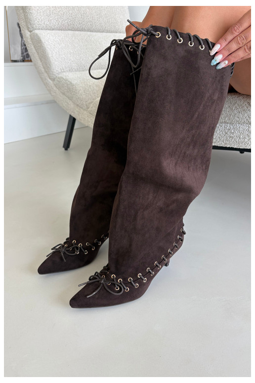 Lange laarzen met een gemiddelde hak van faux suede met decoratieve veters in chocolade kleur Juletta
