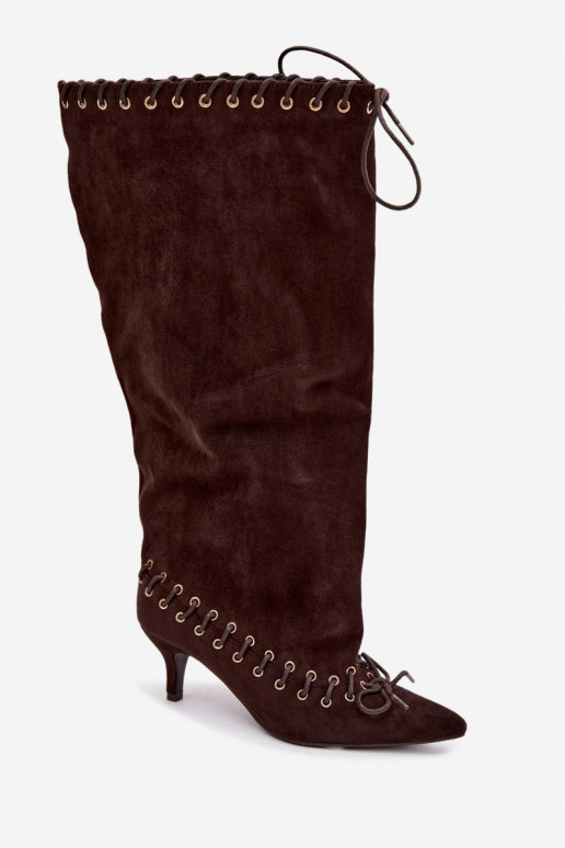 Lange laarzen met een gemiddelde hak van faux suede met decoratieve veters in chocolade kleur Juletta