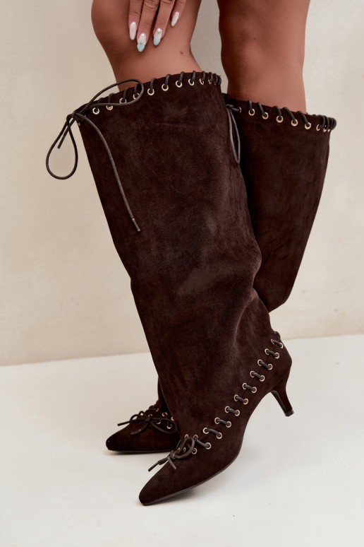 Lange laarzen met een gemiddelde hak van faux suede met decoratieve veters in chocolade kleur Juletta