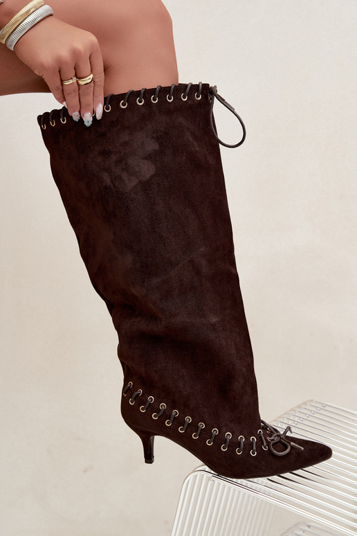 Lange laarzen met een gemiddelde hak van faux suede met decoratieve veters in chocolade kleur Juletta
