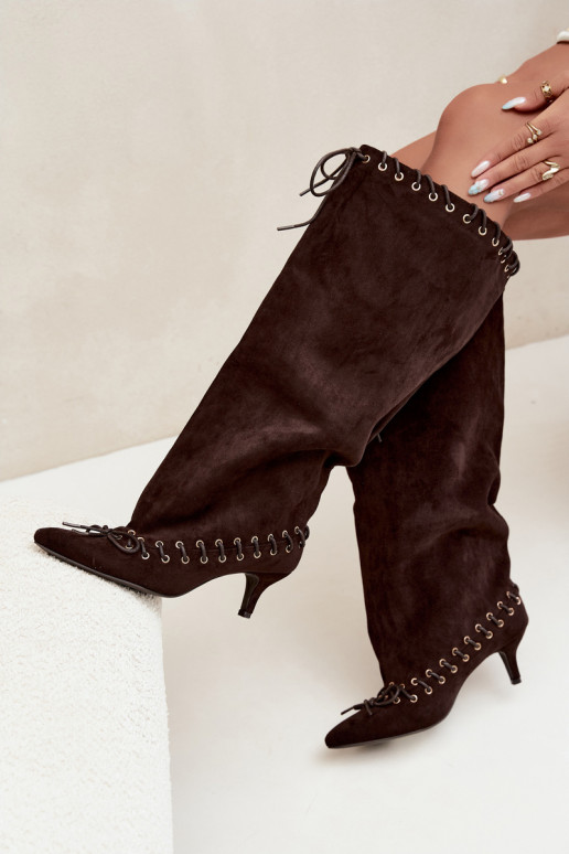 Lange laarzen met een gemiddelde hak van faux suede met decoratieve veters in chocolade kleur Juletta