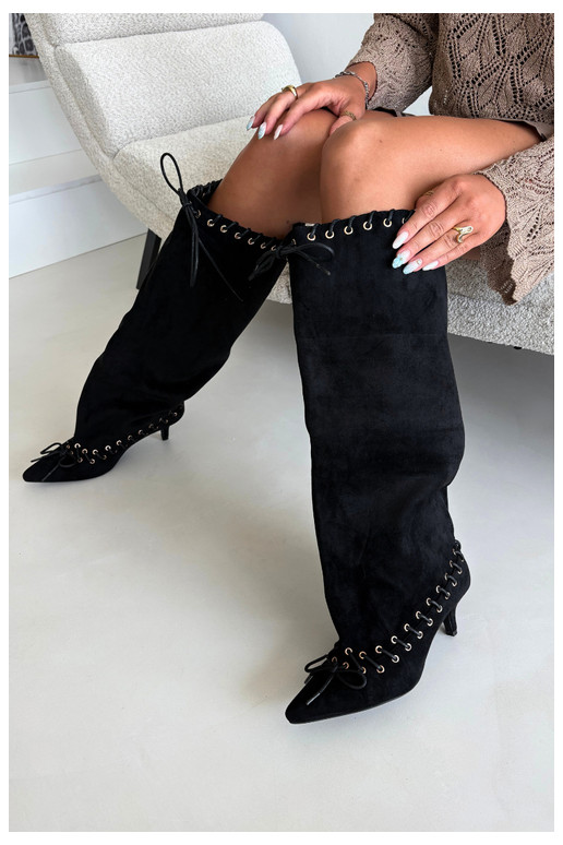 Lange laarzen met een gemiddelde hak van faux suede met decoratieve veters in zwarte kleur Juletta