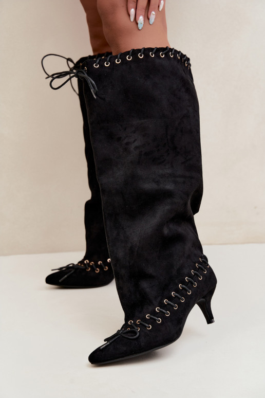 Lange laarzen met een gemiddelde hak van faux suede met decoratieve veters in zwarte kleur Juletta