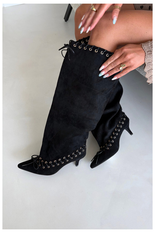 Lange laarzen met een gemiddelde hak van faux suede met decoratieve veters in zwarte kleur Juletta