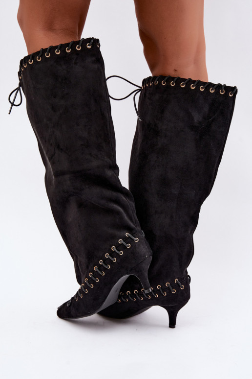 Lange laarzen met een gemiddelde hak van faux suede met decoratieve veters in zwarte kleur Juletta