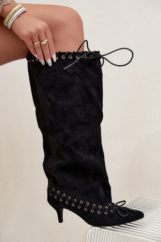 Lange laarzen met een gemiddelde hak van faux suede met decoratieve veters in zwarte kleur Juletta