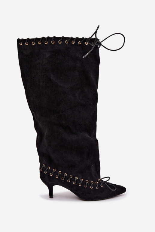 Lange laarzen met een gemiddelde hak van faux suede met decoratieve veters in zwarte kleur Juletta