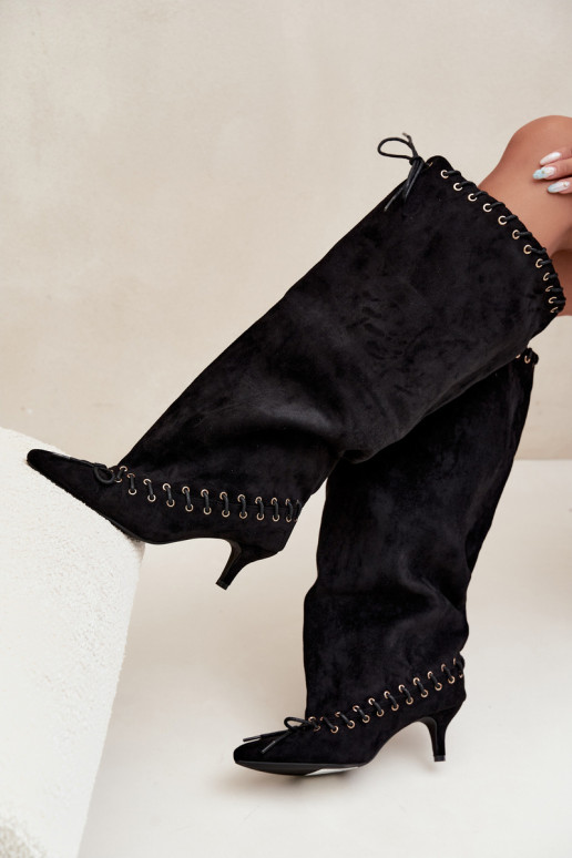Lange laarzen met een gemiddelde hak van faux suede met decoratieve veters in zwarte kleur Juletta