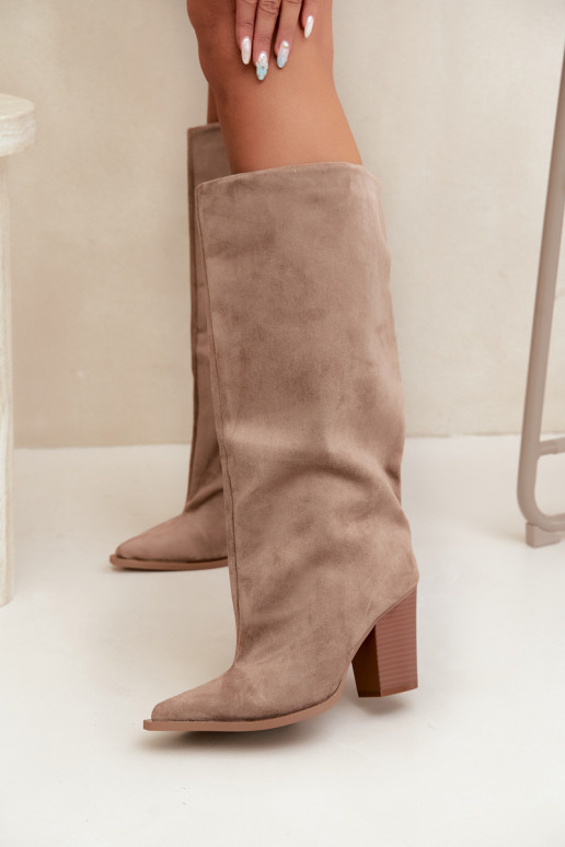 Dames kniehoge instaplaarzen met hakken in faux suede zandkleur Carmina