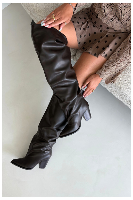 Bottes longues femmes à talon de style slip-on en cuir synthétique chocolat Anica