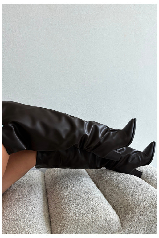Dames lange laarzen met hak in instapmodel van chocolade faux leather Anica