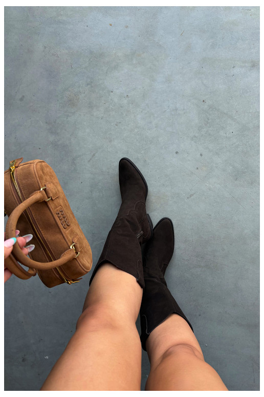Lange cowboylaarzen van natuurlijk suede met isolatie en hakken in chocolade kleur Radley