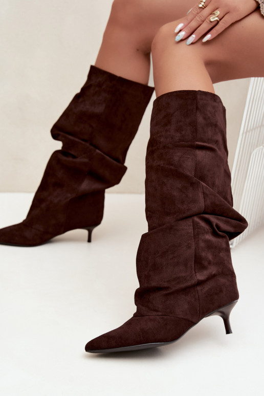 Schokoladenfarbene zerknitterte Knöchelhohe Stiefel mit Kitten-Heel aus Wildleder LoĮen