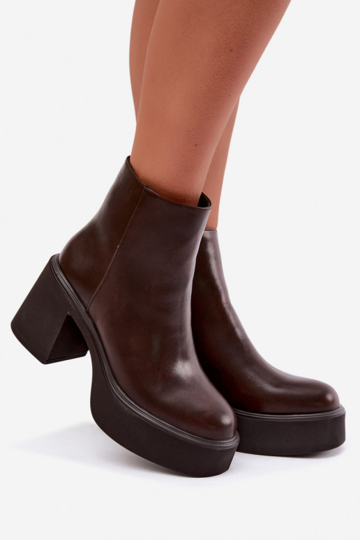 Isolierte Stiefeletten mit Absatz und Plattform in Schokoladenfarbe Lurela