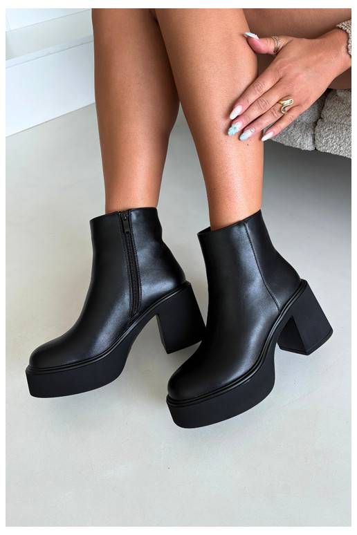 Isolierte Stiefeletten mit Absatz und Plattform in schwarzer Farbe Lurela