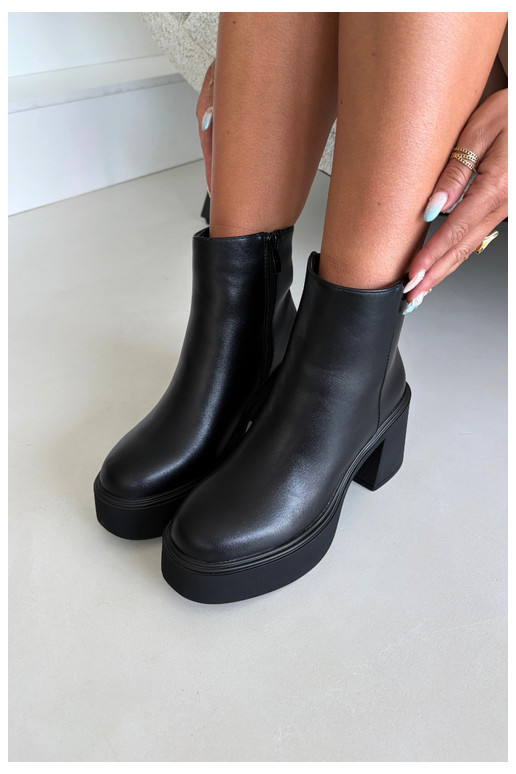 Bottines isolées avec talon et plateforme couleur noire Lurela