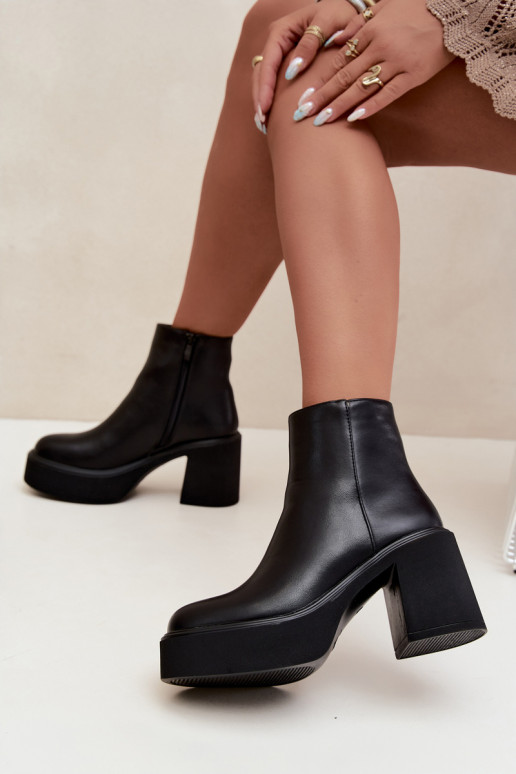 Isolierte Stiefeletten mit Absatz und Plattform in schwarzer Farbe Lurela