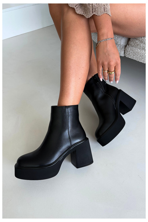 Bottines isolées avec talon et plateforme couleur noire Lurela