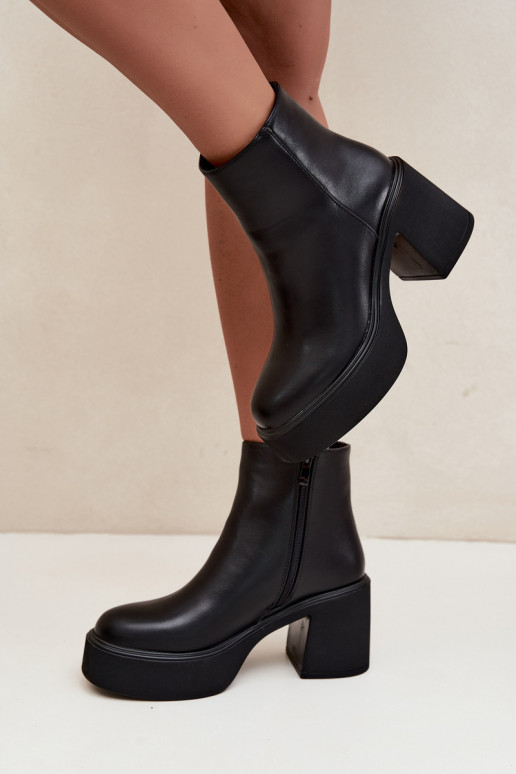 Isolierte Stiefeletten mit Absatz und Plattform in schwarzer Farbe Lurela