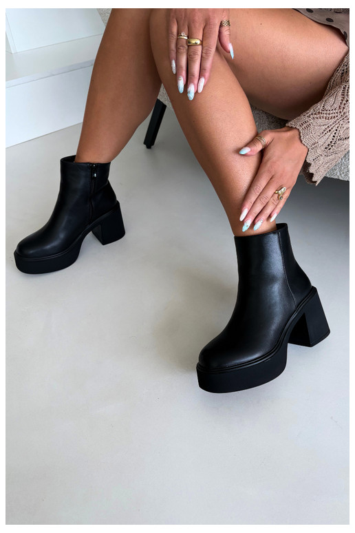 Bottines isolées avec talon et plateforme couleur noire Lurela