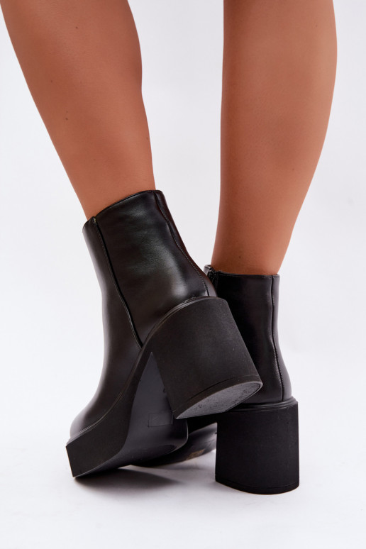 Isolierte Stiefeletten mit Absatz und Plattform in schwarzer Farbe Lurela
