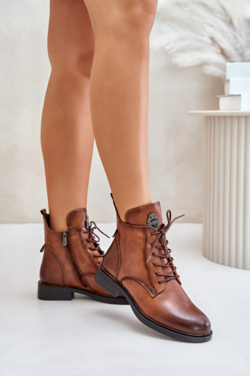 Bottines brunes isolées avec de larges talons ornés Leonise