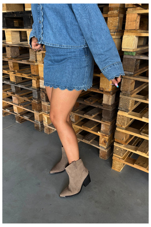 Bottes isolées en daim couleur kaki de style cowboy avec talons Pelsa