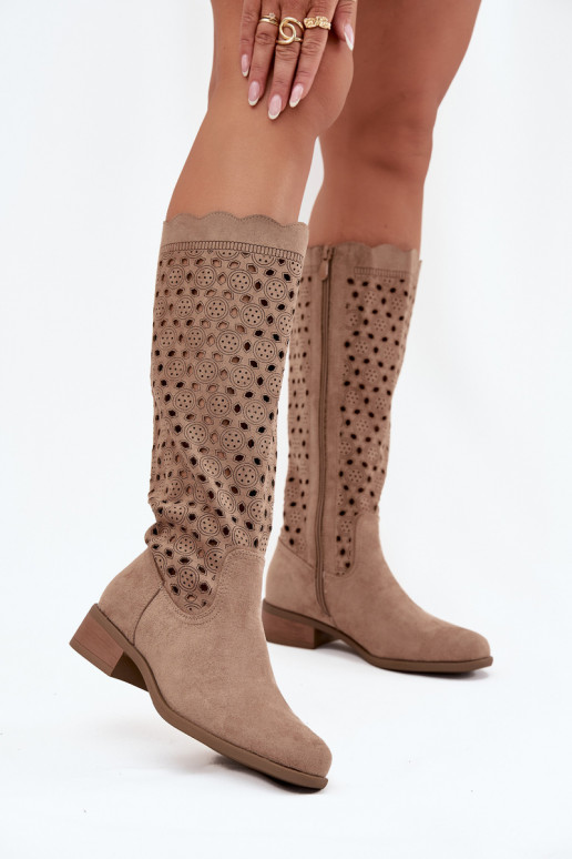 bottes pour femmes couleur sable à petit talon avec des détails découpés