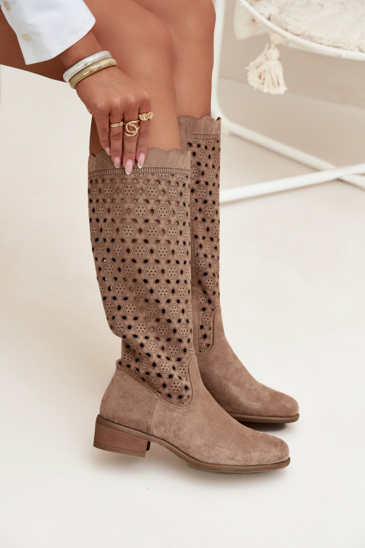 sandfarbene Damen Stiefeletten mit niedrigem Absatz und Ausschnitten