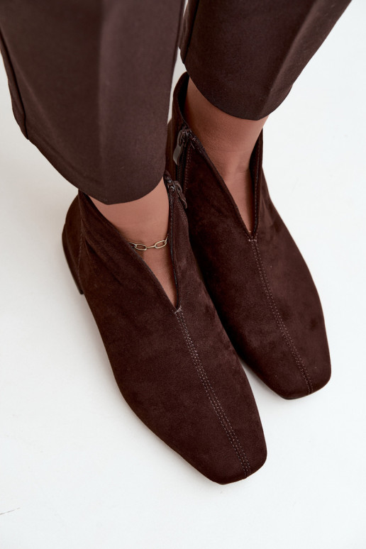 Chocoladekleurige lage enkellaarsjes Cut Out met brede hakken Canella