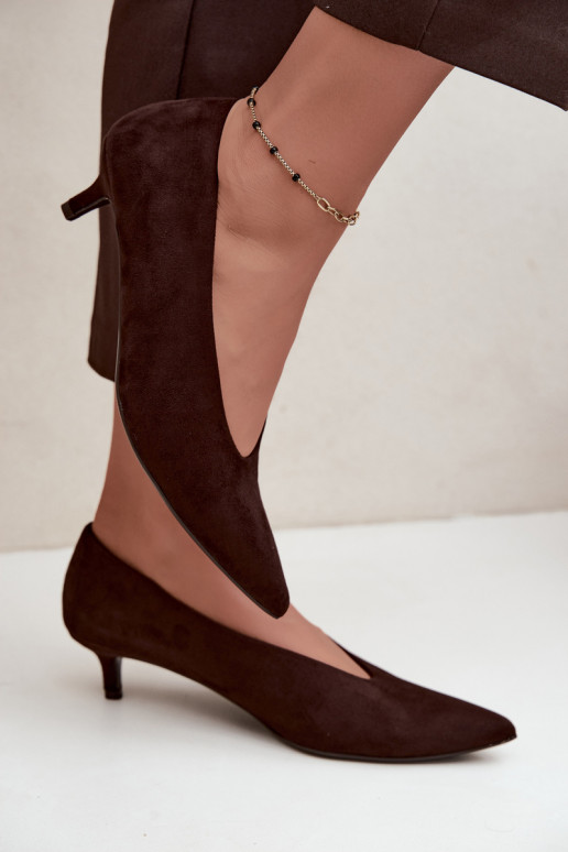 Schokoladenfarbene Wildlederschuhe mit Kitten Heel Nuretta