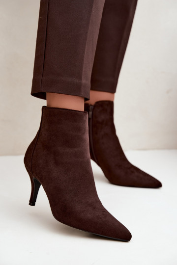 Chocolade faux suede enkellaarsjes met spitse hakken Niretta 2