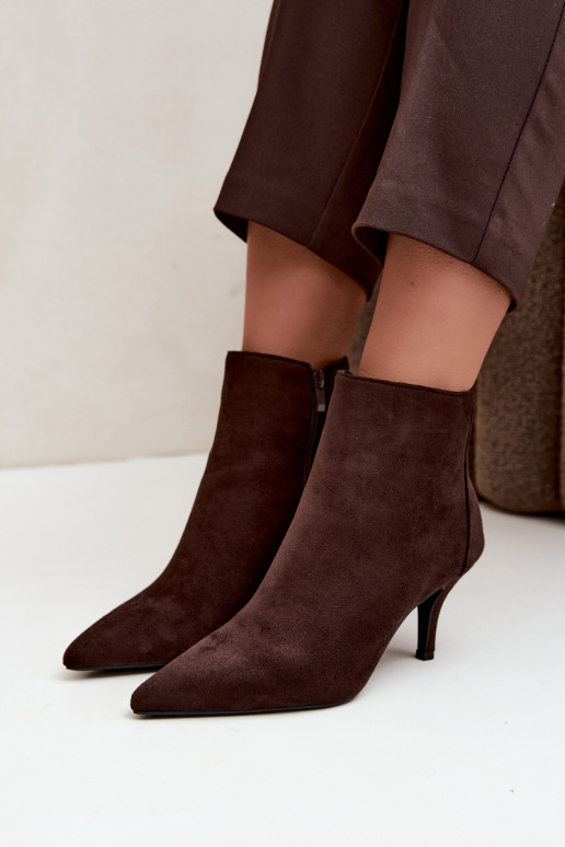 Chocolade faux suede enkellaarsjes met spitse hakken Niretta