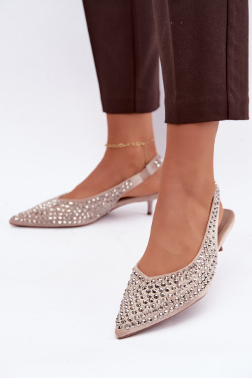 Zandkleurige dames sandalen met studs en een lage hak Tai turidden