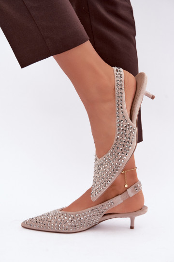 Zandkleurige dames sandalen met studs en een lage hak Tai turidden 2