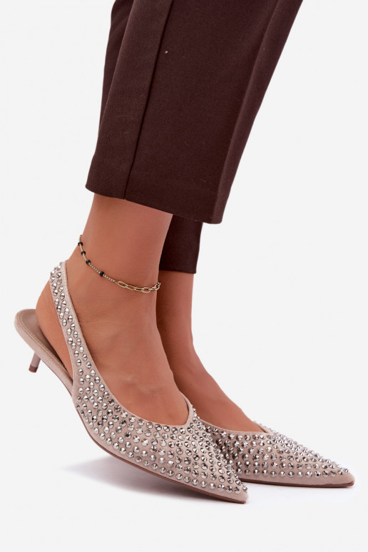 Zandkleurige dames sandalen met studs en een lage hak Tai turidden