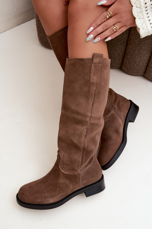 Bottes brunes en daim isolées Ashmere