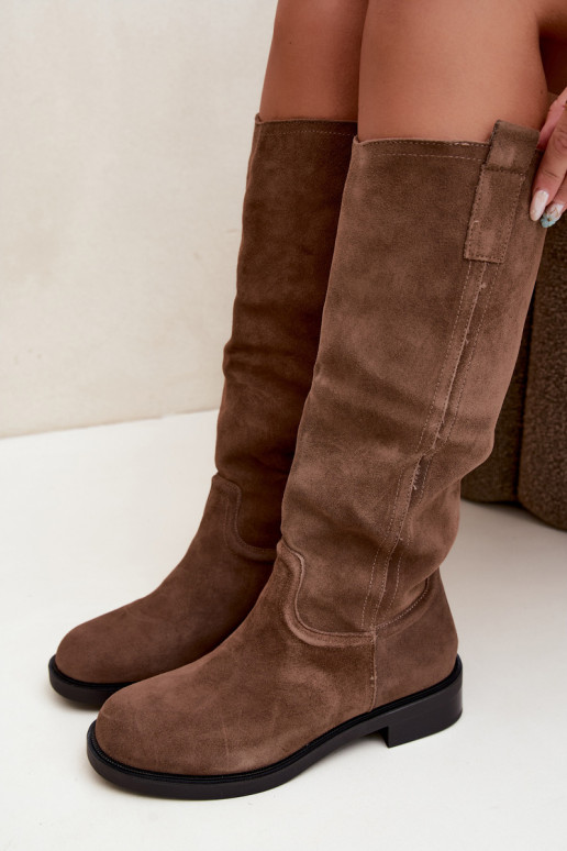 Bottes brunes en daim isolées Ashmere