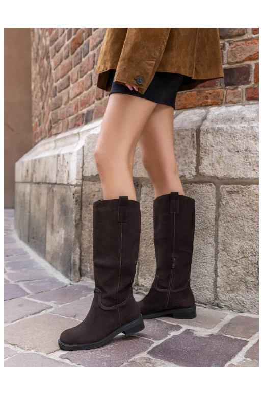 Bottes chocolat en daim isolées Ashmere