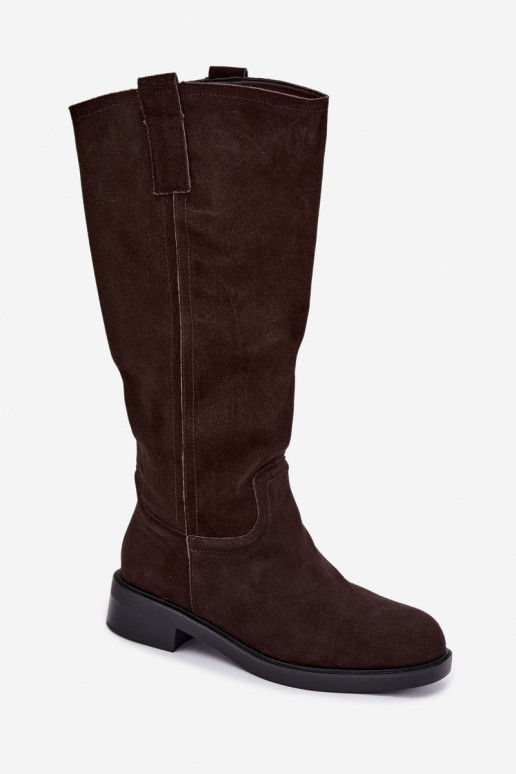 Bottes chocolat en daim isolées Ashmere
